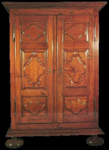 Armoire de Bourgogne à panneaux ornés de motifs quadrilobés Armoire de Bourgogne à panneaux ornés de motifs quadrilobés