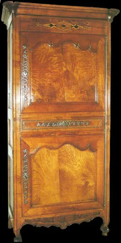 Cabinet saintongeais en cerisier et panneaux en loupe d'orme Cabinet saintongeais en cerisier et panneaux en loupe d'orme