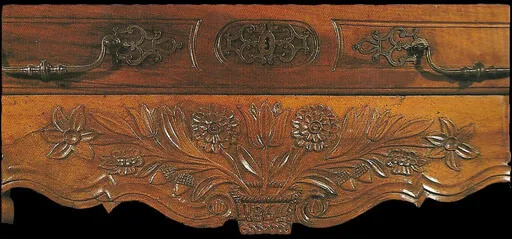 Corbeille de fleurs sur une ceinture d'armoire fabriquée par Maugin, à Sennecey-le-Grand Corbeille de fleurs sur une ceinture d'armoire fabriquée par Maugin, à Sennecey-le-Grand