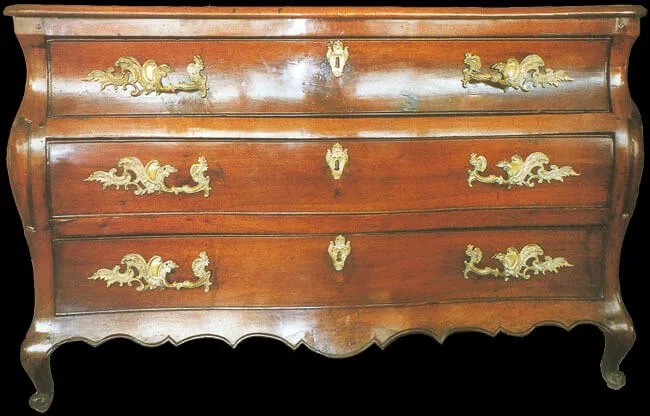 Commode de port saintongeoise en noyer massif Commode de port saintongeoise en noyer massif