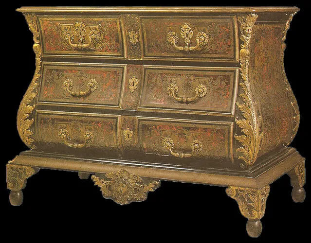 Commode en tombeau renversé en placage d'acajou, d'écaille rouge marqueté de cuivre et de nacre Commode en tombeau renversé en placage d'acajou, d'écaille rouge marqueté de cuivre et de nacre