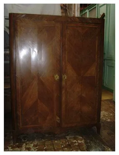Avant restauration. Armoire d'époque Louis XV Avant restauration. Restauration à Paris - Vincennes d'une armoire d'époque Louis XV