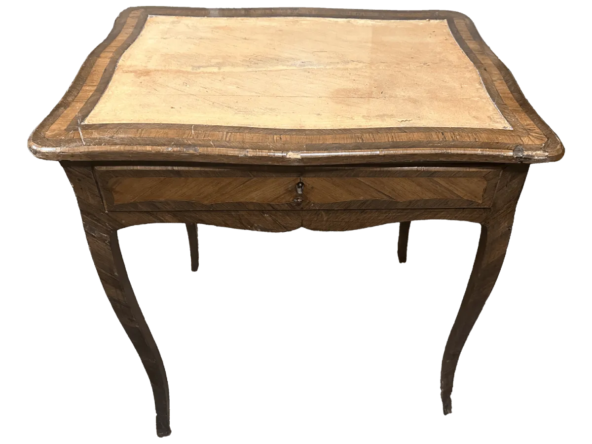Avant restauration. Bureau d'époque Louis XV Avant restauration. Restauration à Paris - Vincennes d'un Bureau d'époque Louis XV