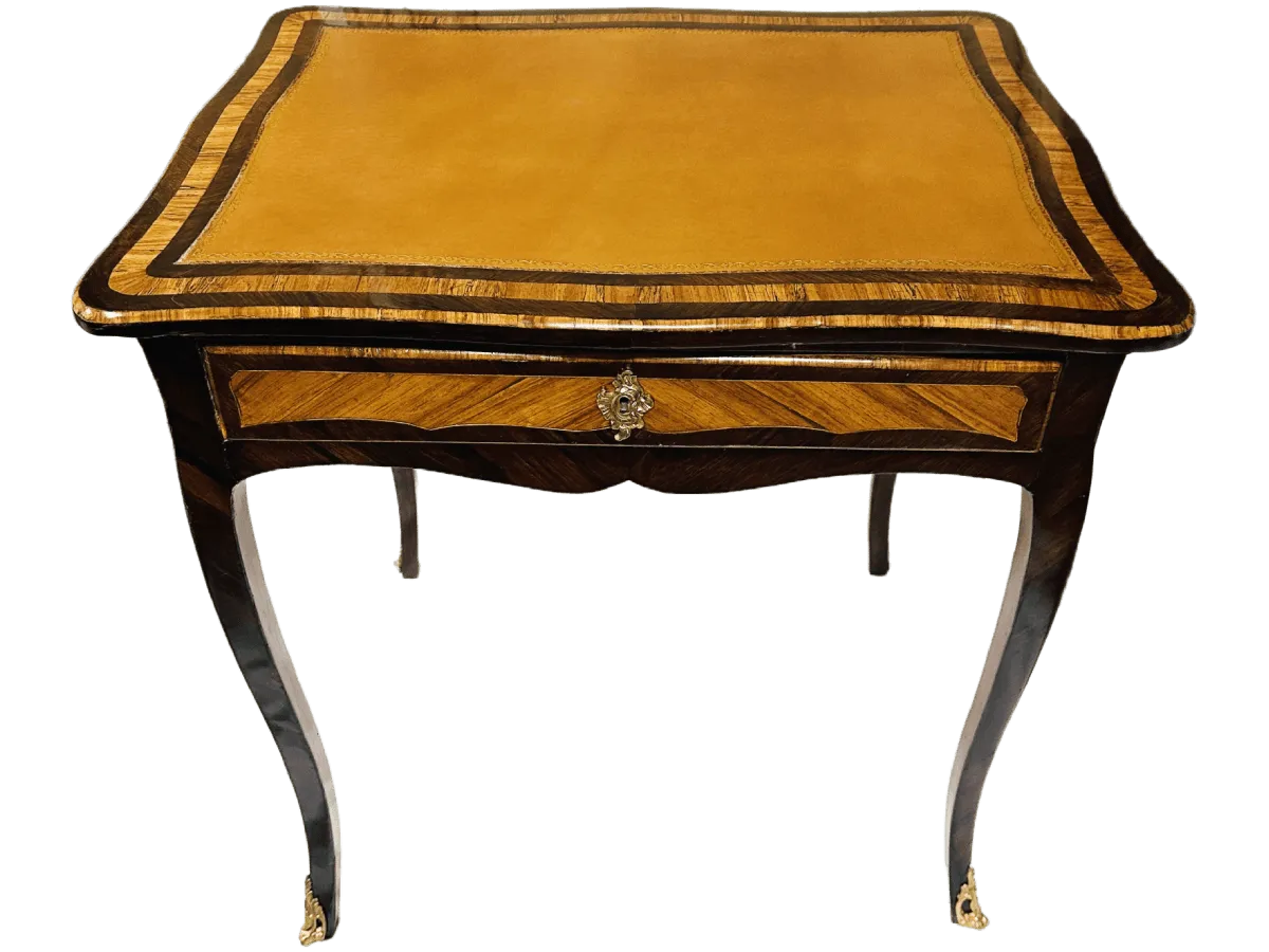 Après restauration. Bureau d'époque Louis XV Après restauration. Restauration à Paris - Vincennes d'un Bureau d'époque Louis XV