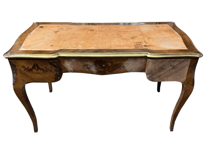Avant restauration. Bureau de style Louis XV Avant restauration. Restauration à Paris - Vincennes d'un Bureau de style Louis XV