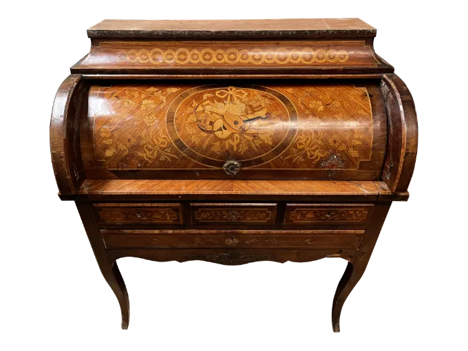 Avant restauration. Bureau à cylindre de style Transition Louis XV - Louis XVI Avant restauration. Restauration à Paris - Vincennes d'un Bureau à cylindre de style Transition Louis XV - Louis XVI