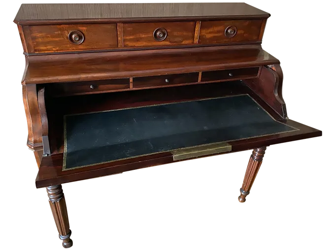 Avant restauration. Bureau d'époque Louis Philippe Avant restauration. Restauration à Paris - Vincennes d'un Bureau d'époque Louis Philippe