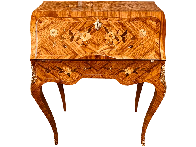 Après restauration. Bureau de style Louis XV Après restauration. Restauration à Paris - Vincennes d'un Bureau de style Louis XV