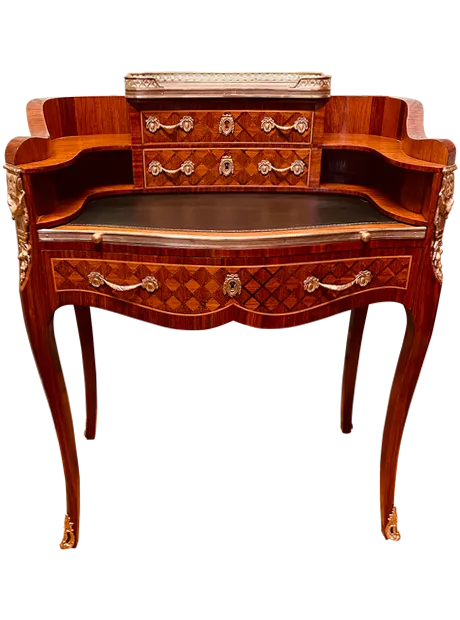 Après restauration. Bureau de style Louis XV Après restauration. Restauration à Paris - Vincennes d'un Bureau de style Louis XV