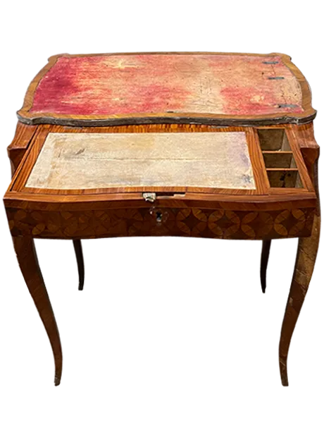 Avant restauration. Bureau Louis XV Avant restauration. Restauration à Paris - Vincennes d'un Bureau Louis XV