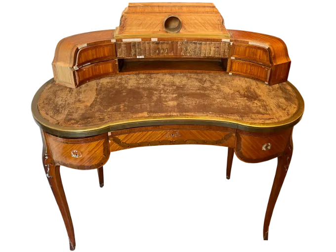 Avant restauration. Bureau de style Louis XV Avant restauration. Restauration à Paris - Vincennes d'un Bureau de style Louis XV