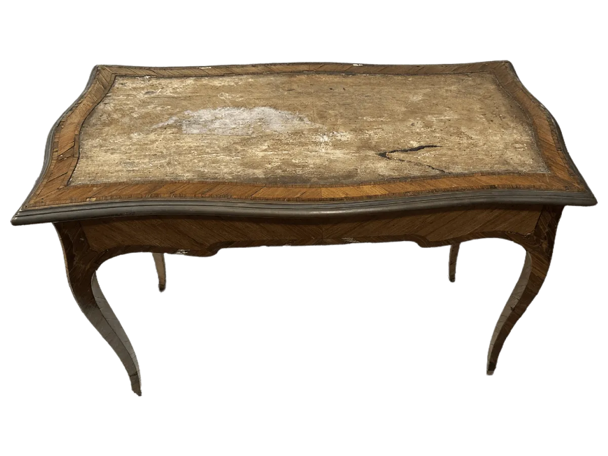 Avant restauration. Bureau d'époque Louis XV Avant restauration. Restauration à Paris - Vincennes d'un Bureau d'époque Louis XV