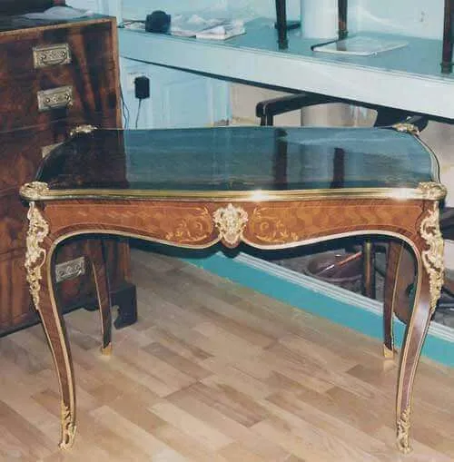 Après restauration. Bureau Louis XV Après restauration. Restauration à Paris - Vincennes d'un Bureau Louis XV