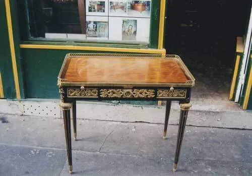 Avant restauration. Bureau Louis XVI Avant restauration. Restauration à Paris - Vincennes d'un Bureau Louis XVI