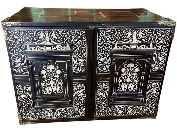 Après restauration. Cabinet du XVII ème siècle Après restauration. Restauration à Paris - Vincennes d'un cabinet du XVII ème siècle