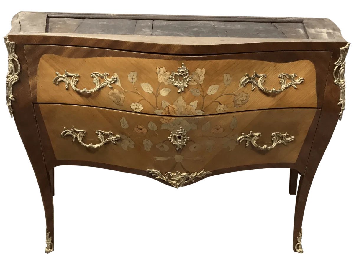 Après restauration. Commode de style Louis XV Après restauration. Commode de style Louis XV