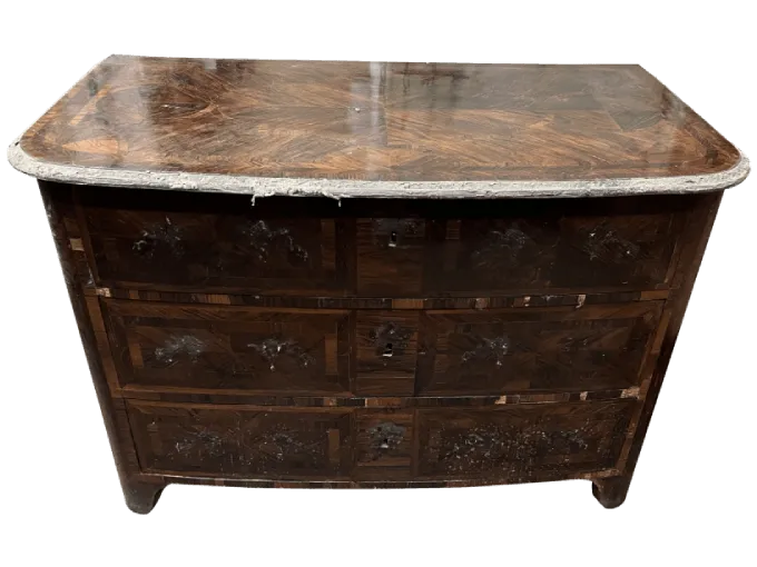 Avant restauration. Commode d'époque Louis XIV Avant restauration. Restauration à Paris - Vincennes d'une commode d'époque Louis XIV