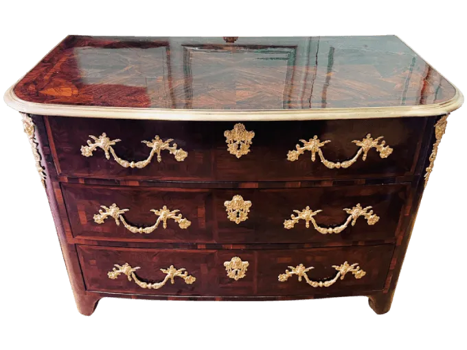 Après restauration. Commode d'époque Louis XIV Après restauration. Restauration à Paris - Vincennes d'une commode d'époque Louis XIV