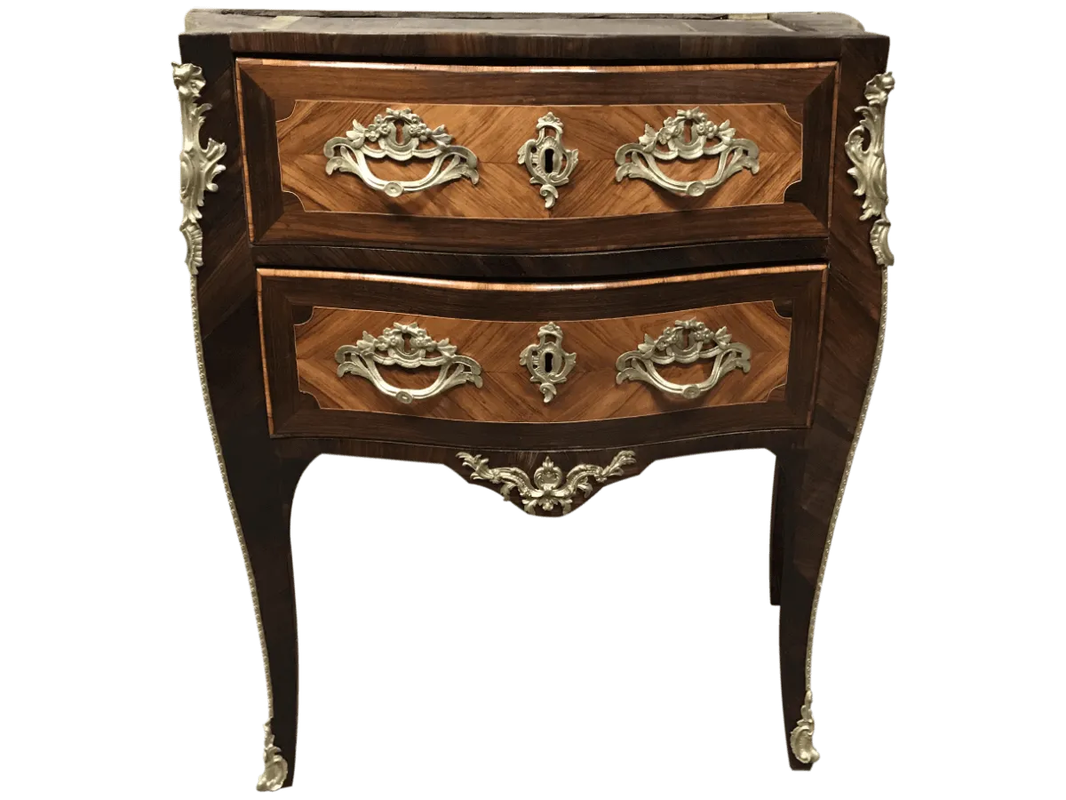 Après restauration. Commode d'époque Louis XV Après restauration. Restauration à Paris - Vincennes d'une commode d'époque Louis XV