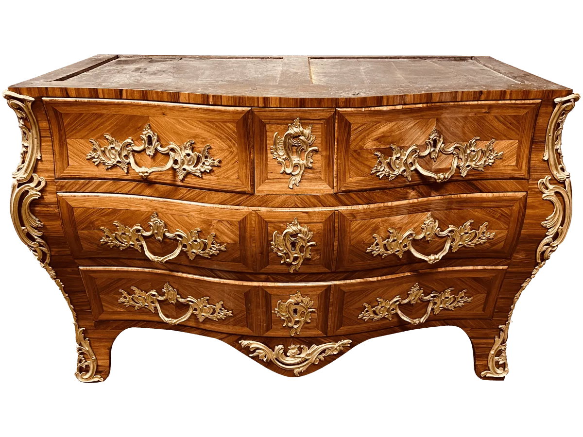 Après restauration. Commode d'époque Louis XV Après restauration. Restauration à Paris - Vincennes d'une commode d'époque Louis XV