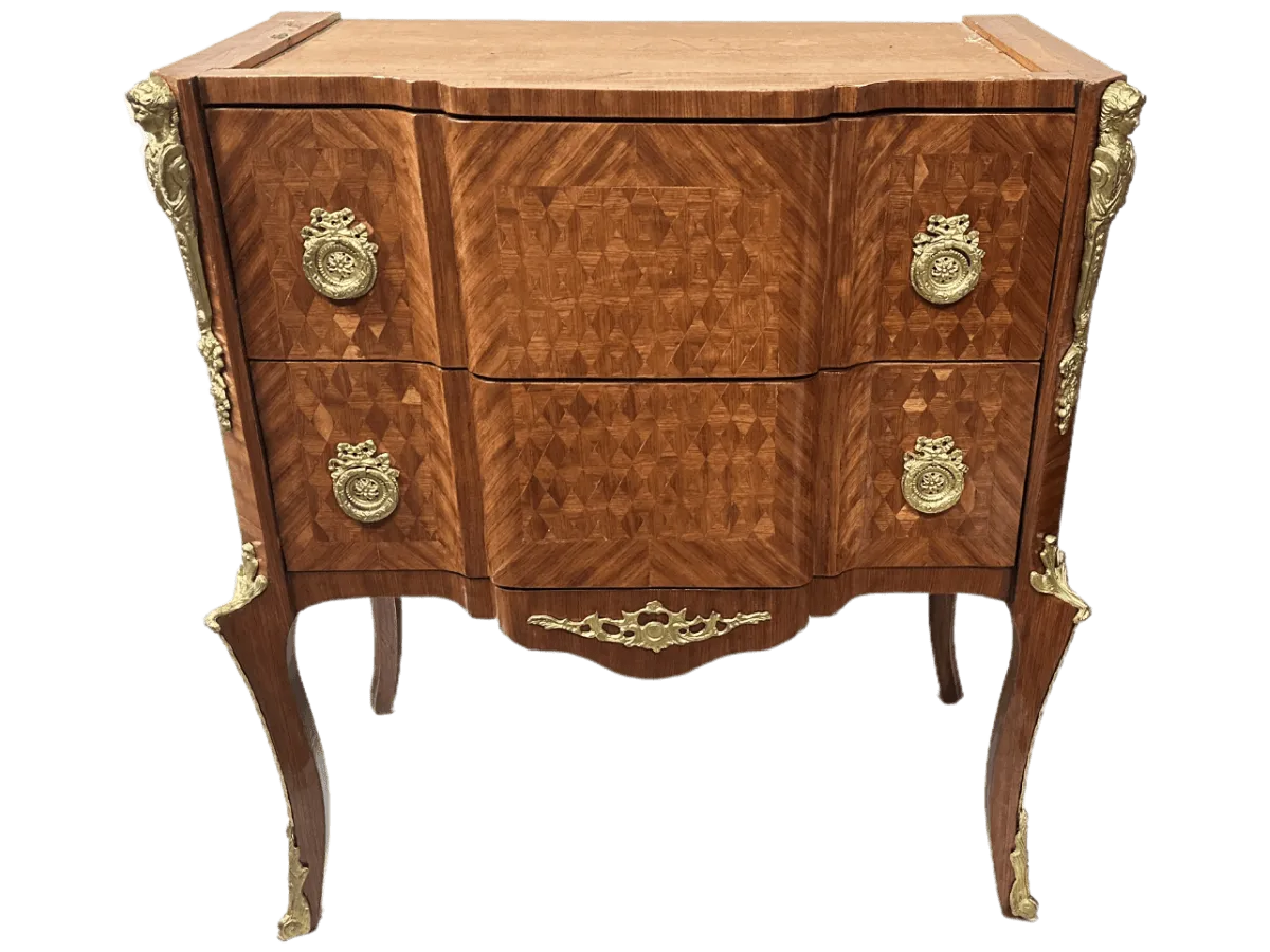 Après restauration. Commode de style Transition Louis XV - Louis XVI Après restauration. Restauration à Paris - Vincennes d'une commode de style Transition Louis XV - Louis XVI