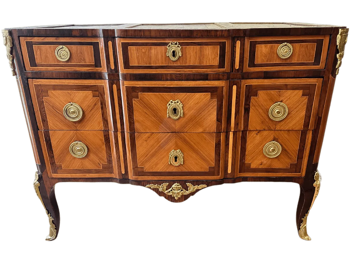 Après restauration. Commode d'époque Transition Louis XV - Louis XVI estampillée de Jean-Baptiste Vassou Après restauration. Restauration à Paris - Vincennes d'une commode d'époque Transition Louis XV - Louis XVI estampillée de Jean-Baptiste Vassou