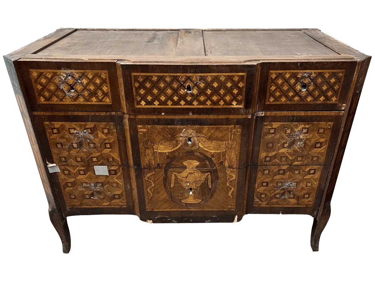 Avant restauration. Commode de style Transition Louis XV - Louis XVI Avant restauration. Restauration à Paris - Vincennes d'une commode de style Transition Louis XV - Louis XVI