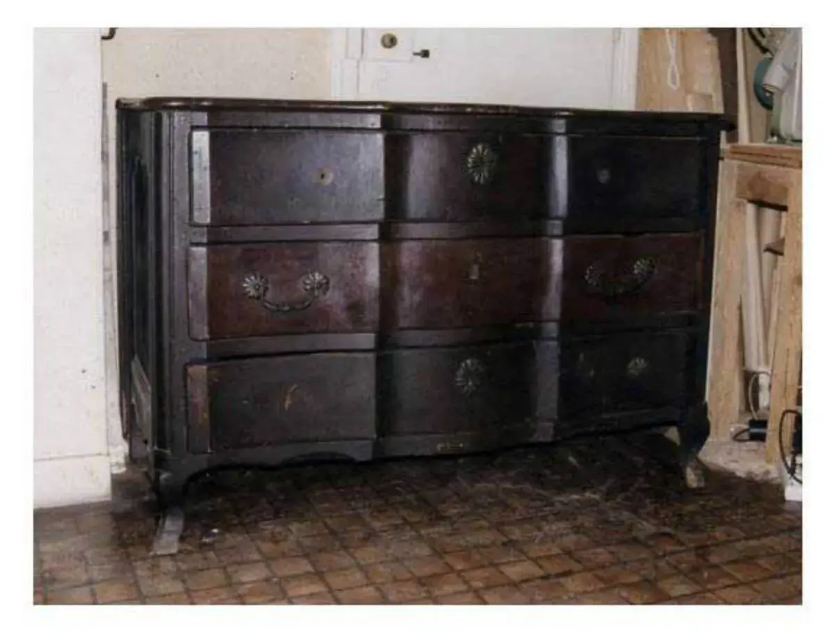 Avant restauration. Commode Louis XV Avant restauration. Restauration à Paris - Vincennes d'une commode Louis XV