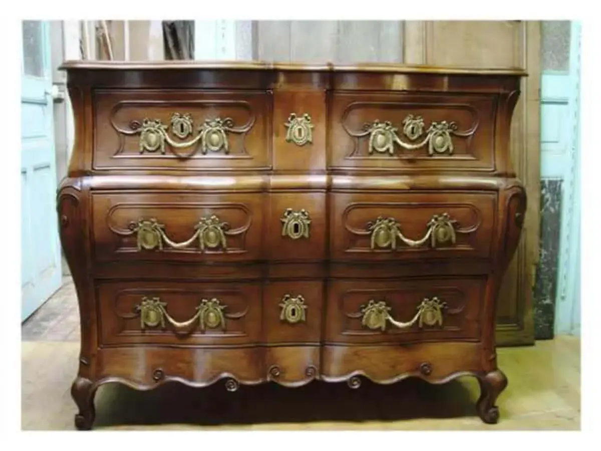 Après restauration. Commode Louis XV Après restauration. Restauration à Paris - Vincennes d'une commode Louis XV