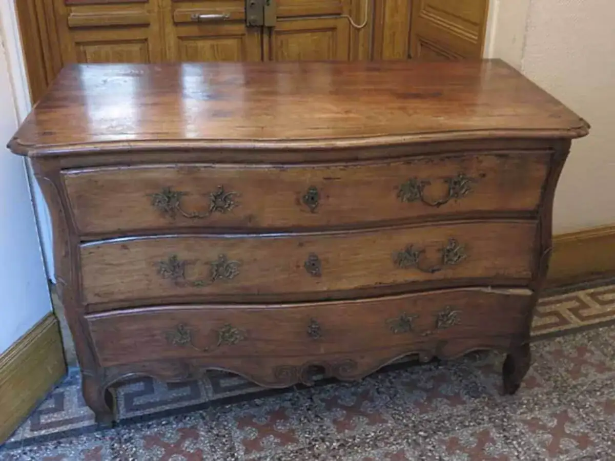 Avant restauration. Commode Louis XV Avant restauration. Restauration à Paris - Vincennes d'une commode Louis XV