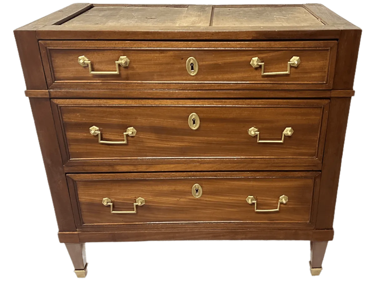 Après restauration. Commode de style Louis XVI Après restauration. Restauration à Paris - Vincennes d'une commode de style Louis XVI