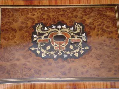 Dessus avec sa marqueterie entièrement restaurée Dessus avec sa marqueterie entièrement restaurée
