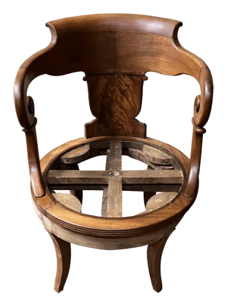 Avant restauration. Fauteuil d'époque Charles X Avant restauration. Restauration à Paris - Vincennes d'un fauteuil d'époque Charles X
