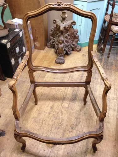 Après restauration. Fauteuil à châssis Louis XV Après restauration. Restauration à Paris - Vincennes d'un fauteuil à châssis Louis XV