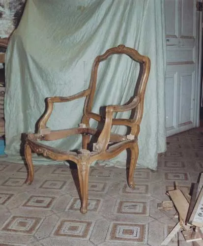 Après restauration. Fauteuil Louis XV Après restauration. Restauration à Paris - Vincennes d'un fauteuil Louis XV