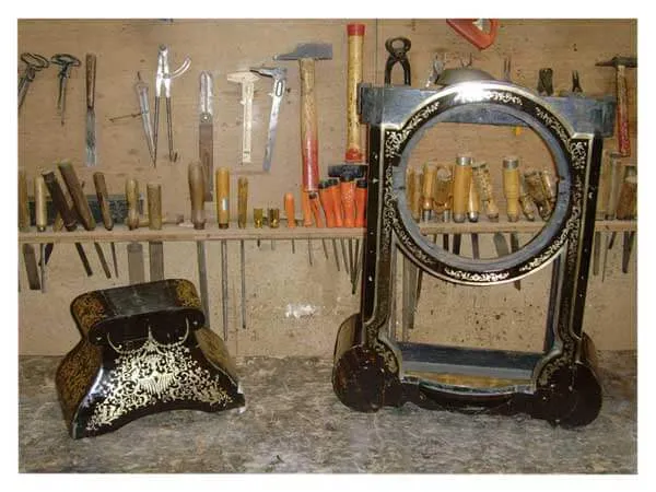 Avant restauration. Pendule d'époque Louis XIV Avant restauration. Restauration à Paris - Vincennes d'une pendule d'époque Louis XIV