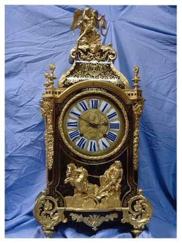 Après restauration. Pendule d'époque Louis XIV Après restauration. Restauration à Paris - Vincennes d'une pendule d'époque Louis XIV
