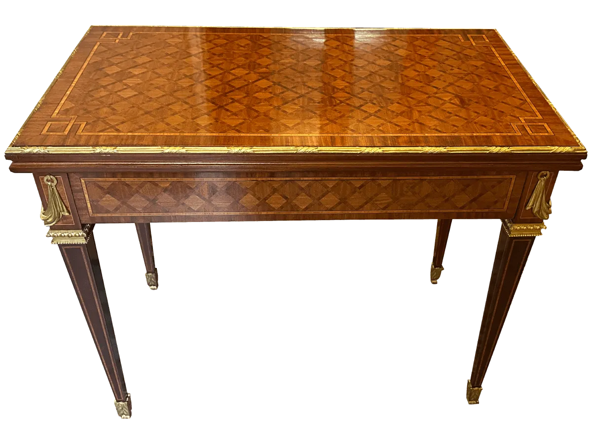 Après restauration. Table à jeux de style Louis XVI Après restauration. Restauration à Paris - Vincennes d'une table à jeux de style Louis XVI