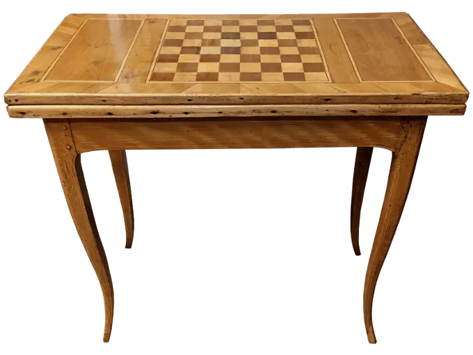 Après restauration. Table à jeux d'époque Louis XV Après restauration. Restauration à Paris - Vincennes d'une table à jeux d'époque Louis XV