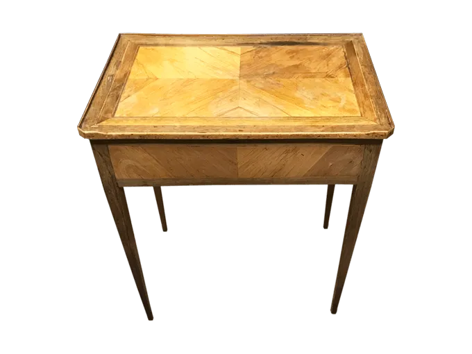 Avant restauration. Table d'époque Louis XVI Avant restauration. Restauration à Paris - Vincennes d'une table d'époque Louis XVI