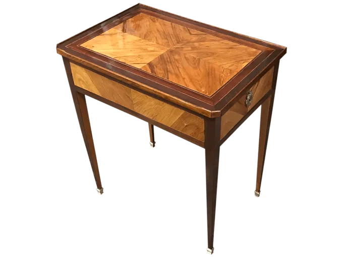 Après restauration. Table d'époque Louis XVI Après restauration. Restauration à Paris - Vincennes d'une table d'époque Louis XVI