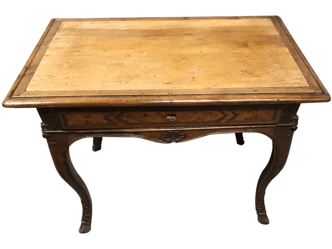 Avant restauration. Table d'époque Régence Avant restauration. Restauration à Paris - Vincennes d'une table d'époque Régence