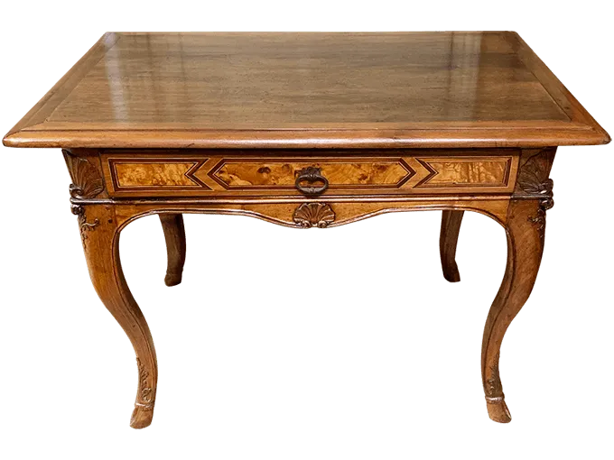 Après restauration. Table d'époque Régence Après restauration. Restauration à Paris - Vincennes d'une table d'époque Régence