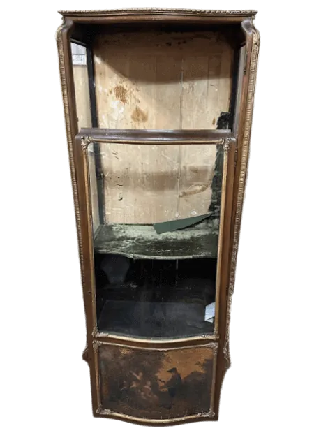 Avant restauration. Vitrine de style Louis XV Avant restauration. Restauration à Paris - Vincennes d'une vitrine de style Louis XV